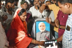 IMG-20230917-WA0230-300x200 राजीव गाधी चौक वाड्रफनगर पर केक काटकर और वृद्धा आश्रम में फल बाटकर मनाया गया प्रधान मंत्री का जन्म दिन