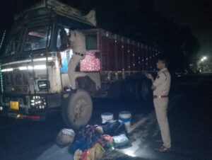 IMG-20230920-WA0041-300x226 रामानुजगंज पुलिस ने छत्तीसगढ़ झारखंड चेकपोस्ट पर चेकिंग के दौरान ट्रक में छिपाकर ले जा रहे करोड़ों रुपए नगदी सहित सोना किया बरामद