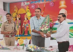 IMG-20230921-WA0233-300x212 नवा बिहान की टीम ने अतिरिक्त पुलिस अधीक्षक विवेक शुक्ला को दी विदाई