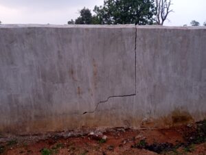 IMG_20230811_183430-300x226 PMAAGY योजना मद से बना अहाता मे आधा दर्जन से अधिक आई दरारे ( फटा )