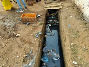 IMG20240128163538-300x225 ठेला व्यापारियों के द्वारा दोना फेक किया जा रहा है नाली जाम नगर पंचायत सिएमओ मस्त नगरवासी पस्त 