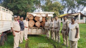 IMG-20240918-WA0223-300x169 धान भूसी के आड़ में साल लकड़ी का लट्ठा पार करने मे नकाम रहे आरोपी चालक फरार पिकप वाहन जप्त