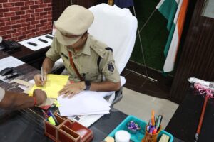 IMG-20240923-WA0377-300x200 नव पदस्थ पुलिस अधीक्षक बलरामपुर  बैंकर वैभव रमनलाल द्वारा किया गया पदभार ग्रहण ।