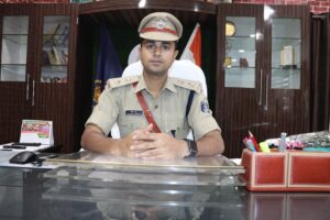 IMG-20240923-WA0379-300x200 नव पदस्थ पुलिस अधीक्षक बलरामपुर  बैंकर वैभव रमनलाल द्वारा किया गया पदभार ग्रहण ।