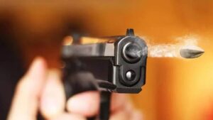 pistol-300x169 आरक्षको ने आपसी विवाद में चलाई गोलियो एक की मौके पर मौत दो घायल