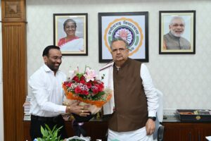 IMG-20241019-WA0475-300x200 ओमकार सेवा समिति के संरक्षक  जिला पंचायत के सभापति राजेश यादव ने  विधानसभा अध्यक्ष एवं पूर्व मुख्यमंत्री डॉ रमन सिंह से की आत्मीय मुलाकात ।