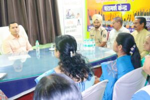 IMG-20241023-WA0379-300x201 सेवा किटी समूह के सदस्यों के द्वारा यातायात सुरक्षा को ध्यान में रखते हुए यातायात कार्यालय घड़ी चौक अम्बिकापुर में ‌सरगुजा पुलिस अधीक्षक  योगेश पटेल को   चार बैरिकेट्स सौंपा गया।