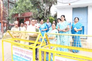 IMG-20241023-WA0382-300x200 सेवा किटी समूह के सदस्यों के द्वारा यातायात सुरक्षा को ध्यान में रखते हुए यातायात कार्यालय घड़ी चौक अम्बिकापुर में ‌सरगुजा पुलिस अधीक्षक  योगेश पटेल को   चार बैरिकेट्स सौंपा गया।