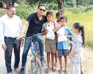 IMG-20241031-WA0455-300x238 स्वैच्छिक संगठनों ने जरूरतमंद बच्चों को पटाखे एवं मिठाई किया वितरित