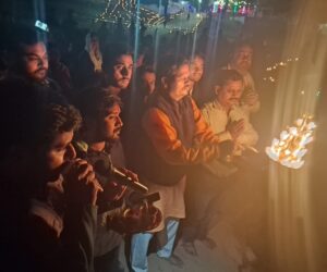 IMG-20241116-WA0500-300x250 कार्तिक पूर्णिमा के दिन मने देव दीपावली से कन्हर नदी का तट हजारों दियो से जगमगा उठा बड़ी संख्या में नगर वासियों के द्वारा सामूहिक रूप से गंगा आरती की गई