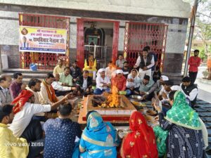 IMG-20241123-WA0428-300x225 भाजयुमो के द्वारा भाजपा के वरिष्ठों के साथ सामूहिक हवन पूजा एवं हनुमान चालीसा का आयोजन किया गया ।