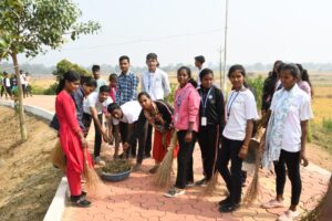 IMG-20241123-WA0462-300x200 जिला पंचायत सीईओ की उपस्थिति में ग्राम पिंड्रा में किया गया स्वच्छता श्रमदान कार्यक्रम का आयोजन