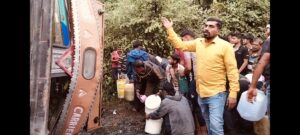 Screenshot_2024-11-21-17-51-54-15_92460851df6f172a4592fca41cc2d2e6-300x135 डीजल टैंकर पलटी लुटने में लगी ग्रामीणो की होड़