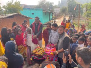 IMG-20241221-WA0446-300x225 जन चेतना कल्याण मंच के द्वारा नगर के वार्ड क्रमांक 13 भुइयां टोली में गर्म वस्त्र एवं कंबल का वितरण किया गया