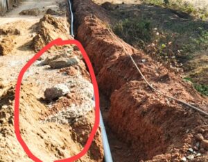 IMG-20260221-WA0765-300x233 कुसमी नगर पंचायत में पाइपलाइन निर्माण पर सवाल, बिना बेस मटेरियल के बिछाई जा रही पाइप