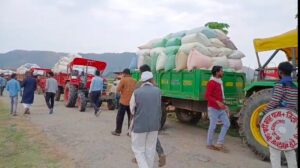 IMG-20260406-WA0005-300x168 एक किसान अपनी मेहनत की फसल बेचने बैंड-बाजे के साथ धान खरीदी केंद्र पहुंचा।  पारिवारिक खुशी