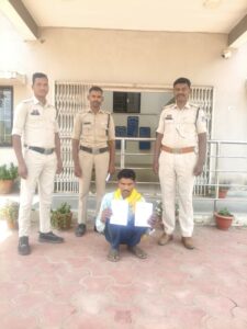 IMG-20260601-WA0703-225x300 बलरामपुर पुलिस की बड़ी कार्यवाही : 12 घंटे के भीतर 22 स्थायी वारंटी गिरफ्तार, वर्षों से फरार आरोपी भी चढ़े पुलिस के हत्थे