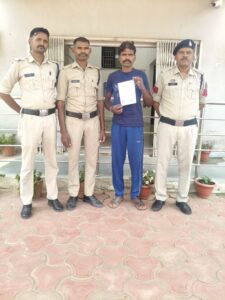 IMG-20260601-WA0705-225x300 बलरामपुर पुलिस की बड़ी कार्यवाही : 12 घंटे के भीतर 22 स्थायी वारंटी गिरफ्तार, वर्षों से फरार आरोपी भी चढ़े पुलिस के हत्थे